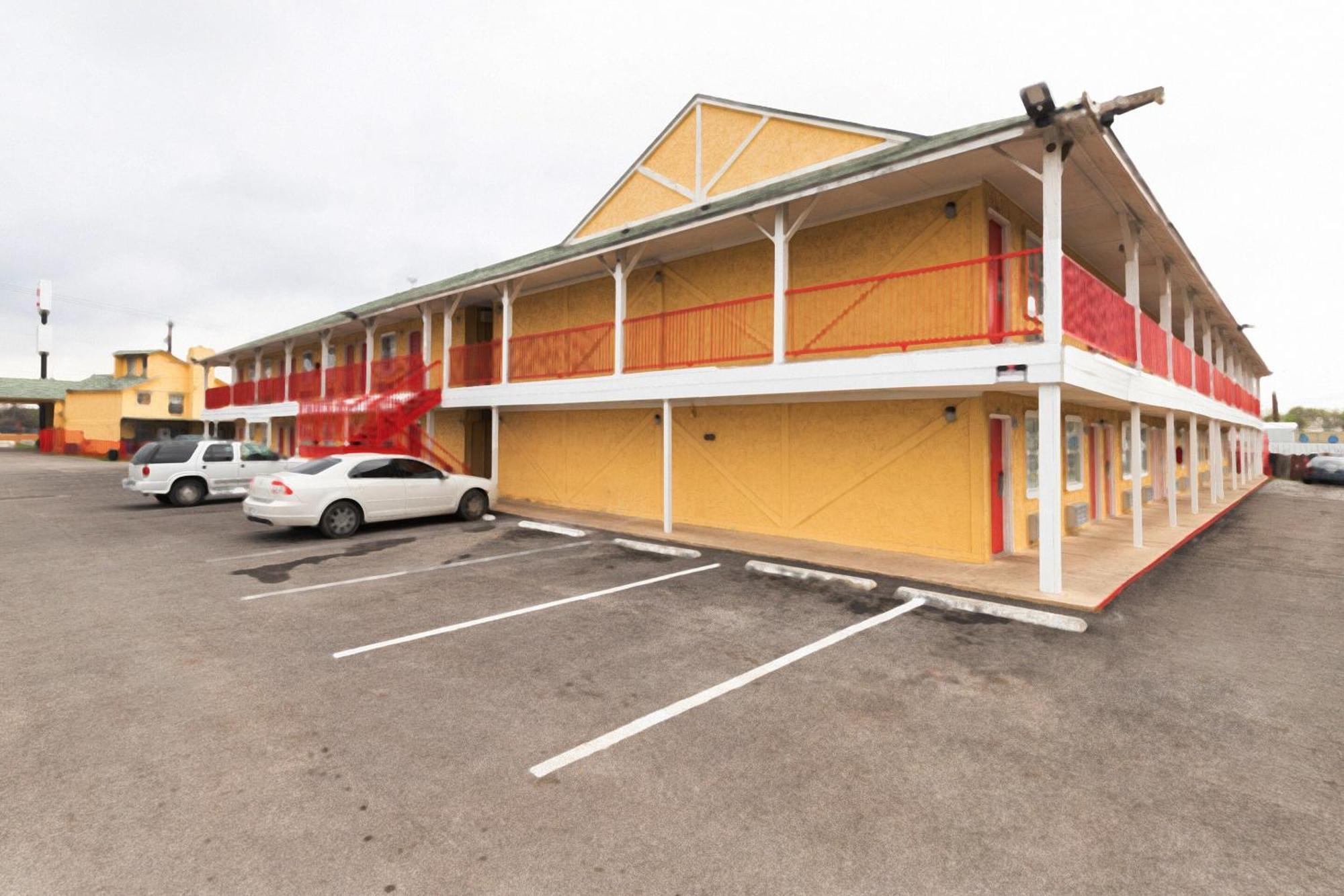 Oyo Hotel San Antonio Lackland Near Seaworld Extérieur photo